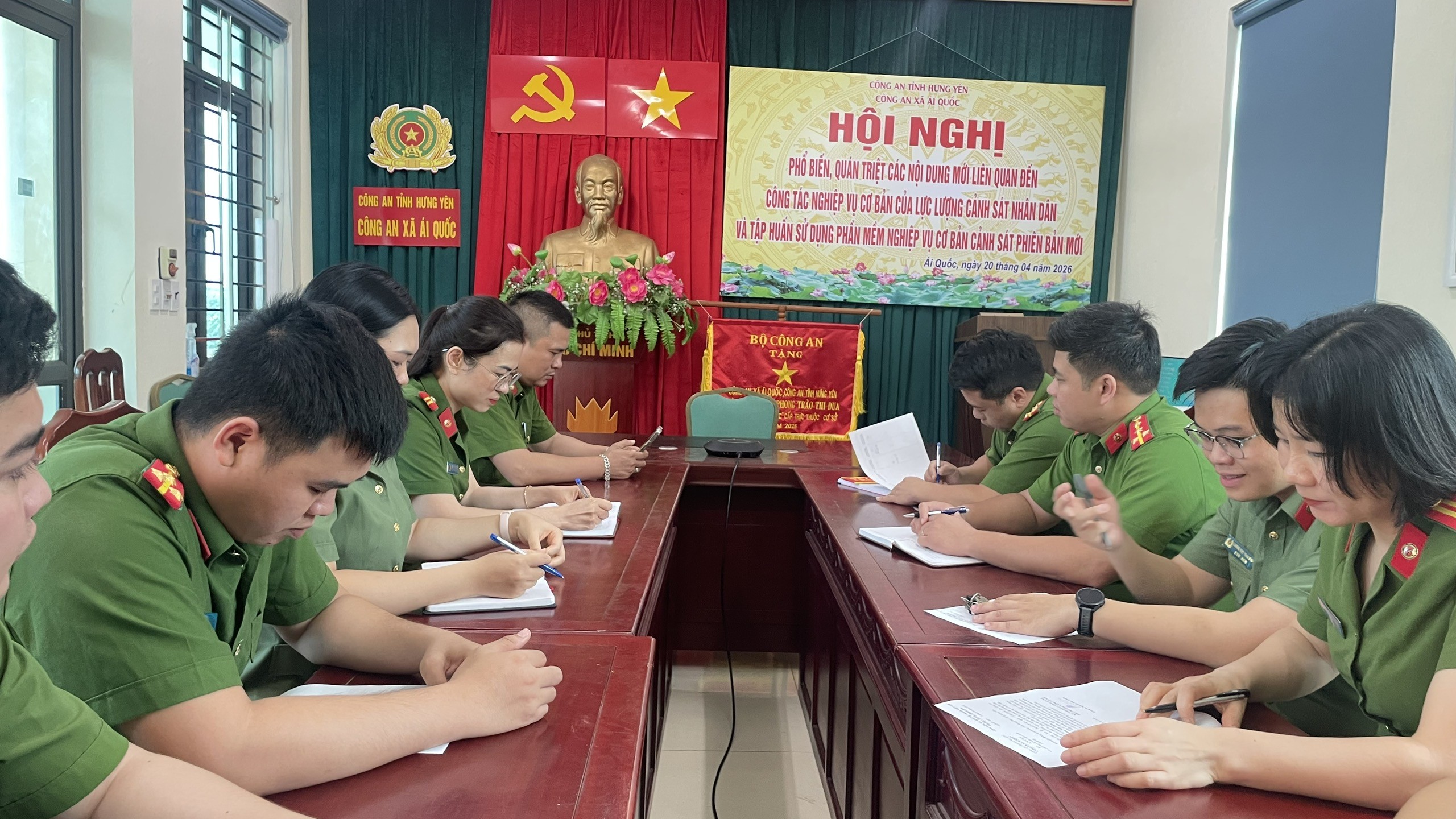 Công an xã Ái Quốc tổ chức quán triệt quy định mới về công tác nghiệp vụ cơ bản và tập huấn phần mềm nghiệp vụ cơ bản Cảnh sát phiên bản mới