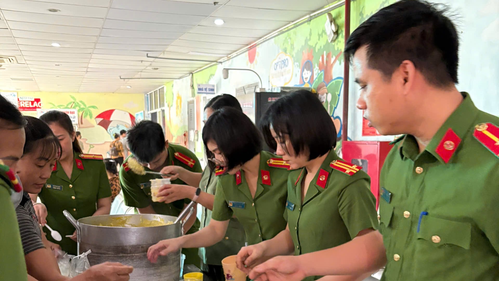 Ấm lòng “Nồi cháo nghĩa tình” tại bệnh viện nhi Thái Bình