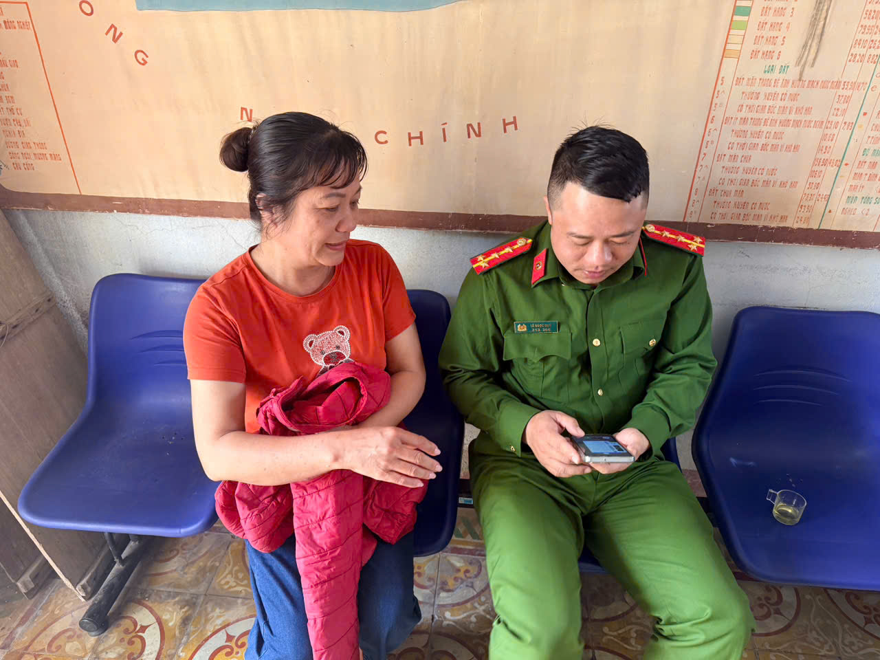 Công an xã Ái Quốc đẩy mạnh hỗ trợ người dân tích hợp tài khoản an sinh xã hội trên ứng dụng VNeID