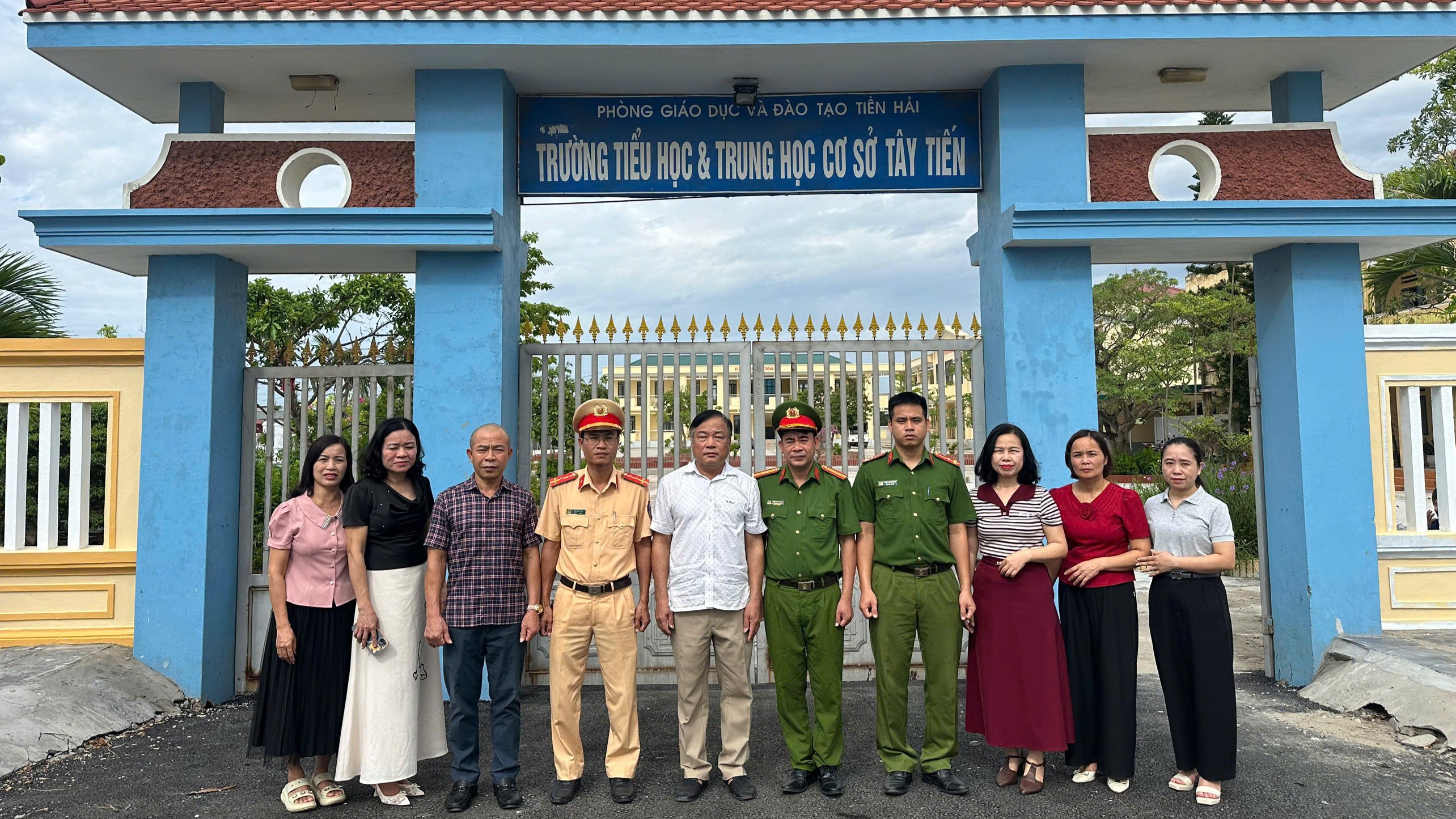 Công an xã Ái Quốc phối hợp ra mắt mô hình “Cổng trường an toàn giao thông”