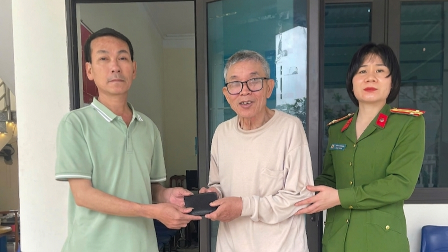 Công an xã Ái Quốc kịp thời hỗ trợ người dân nhận lại tài sản đánh rơi