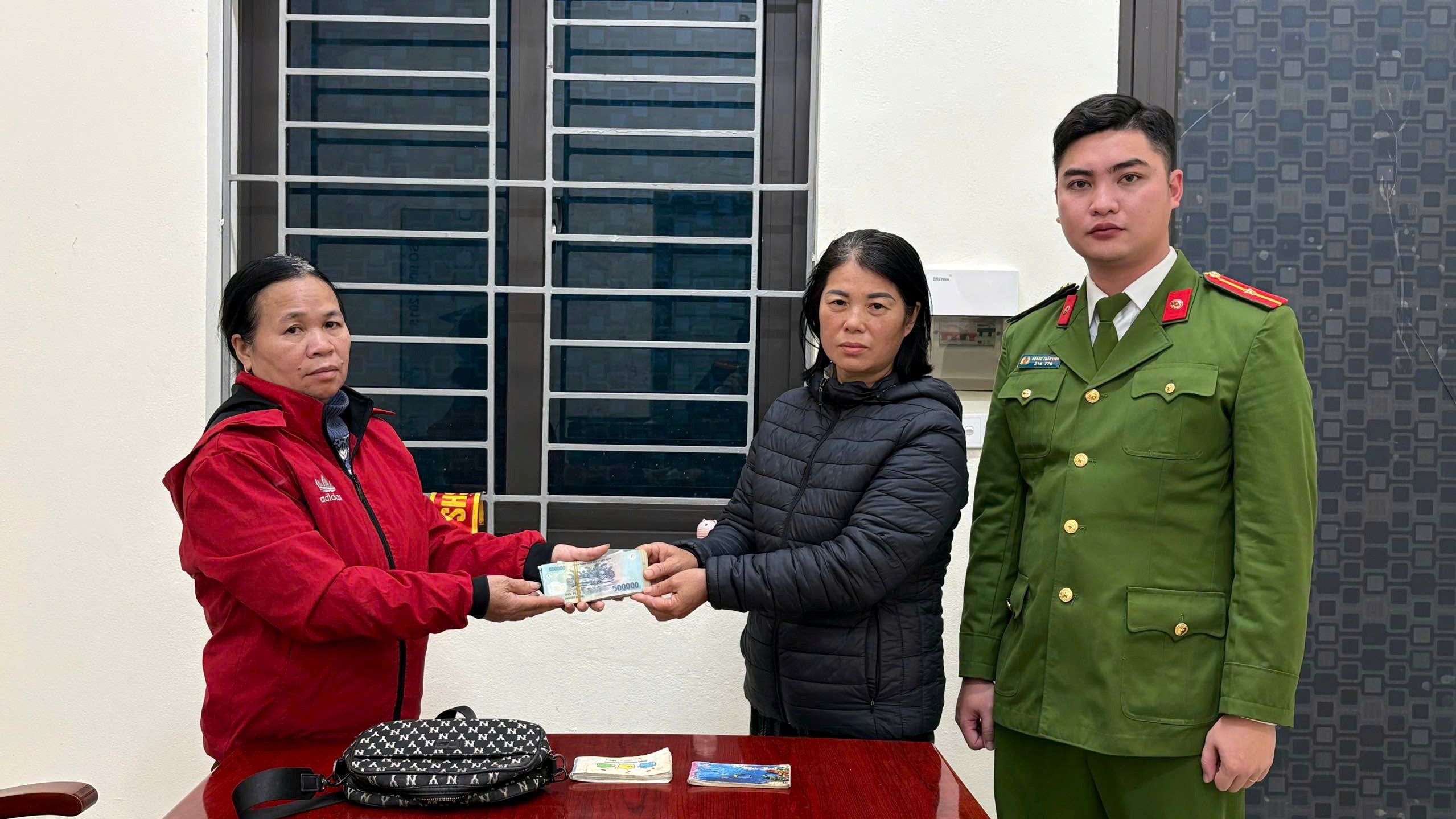 Công an xã Ái Quốc hỗ trợ người dân tìm lại tài sản đánh rơi