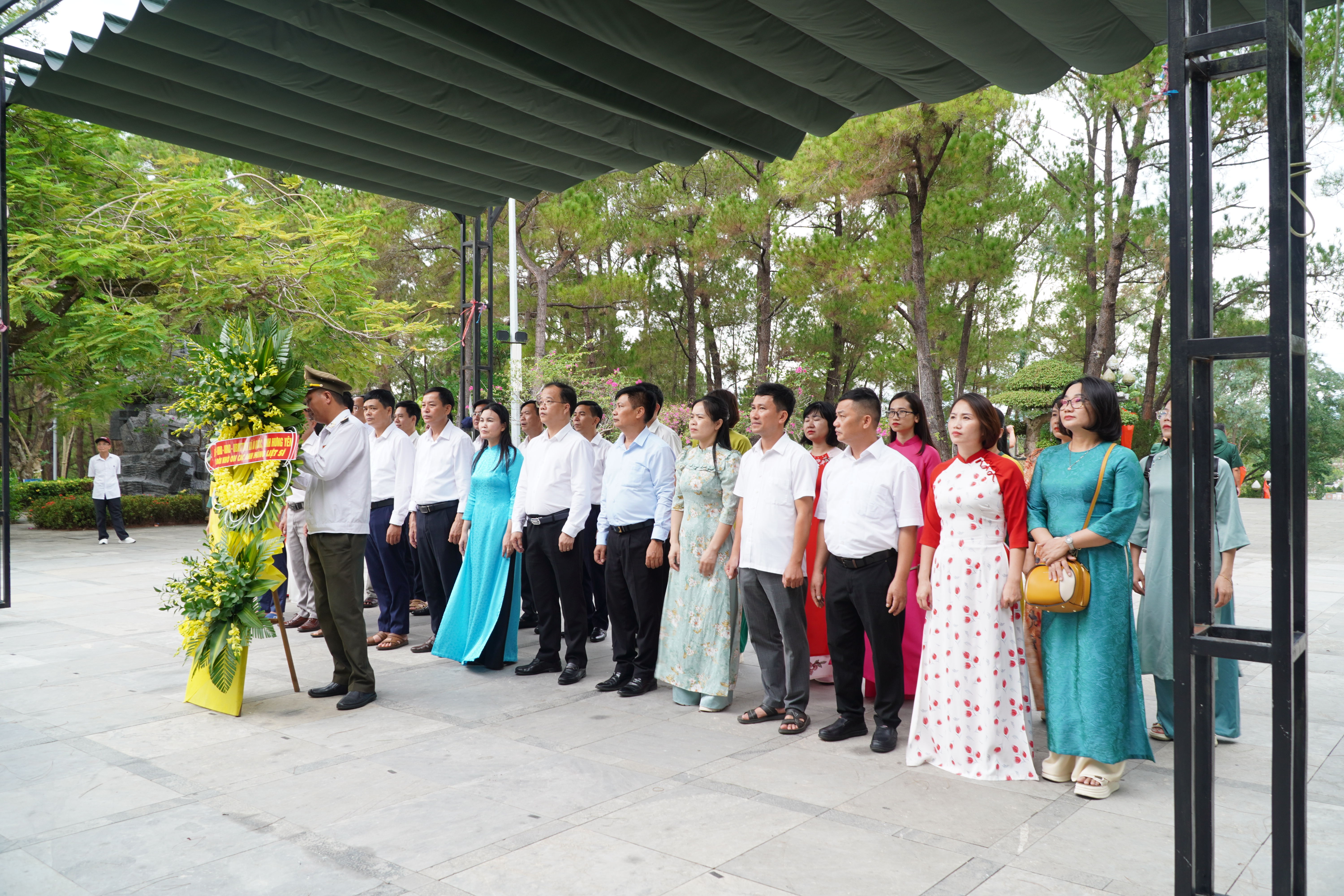 Đoàn đại biểu xã Ái Quốc dâng hương, dâng hoa tri ân các Anh hùng liệt sĩ tại tỉnh Quảng Trị