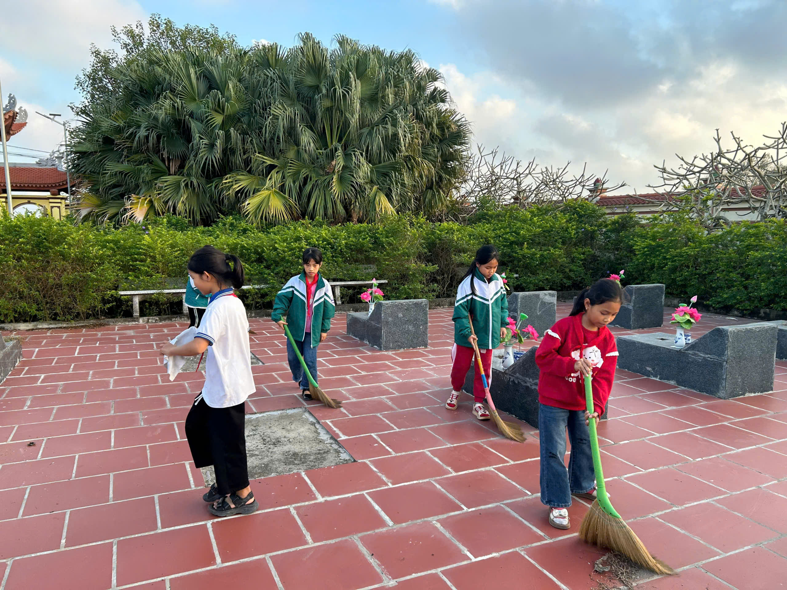Trường Tiểu học Tây Phong duy trì hoạt động vệ sinh nghĩa trang liệt sĩ hằng tháng