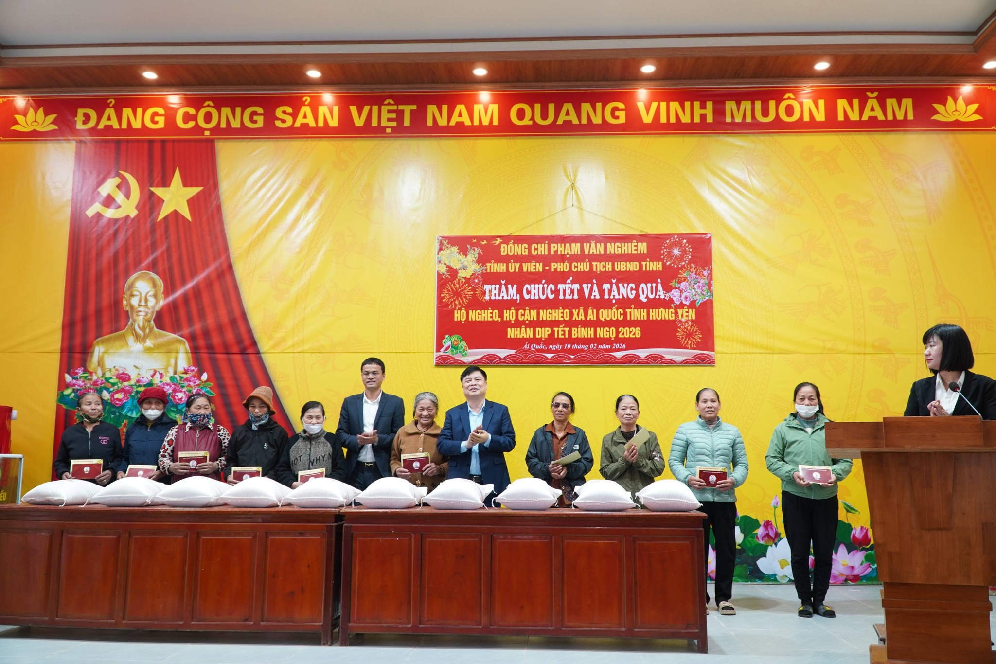 Đồng chí Phạm Văn Nghiêm - Tỉnh ủy Viên, Phó Chủ tịch UBND tỉnh thăm, chúc Tết, trao quà cho hộ nghèo, cận nghèo tại xã Ái Quốc