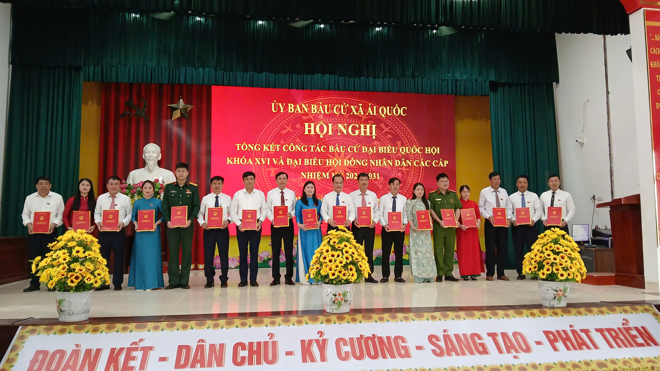 Ái Quốc khen thưởng 13 tập thể, 54 cá nhân có thành tích xuất sắc trong công  tác bầu cử