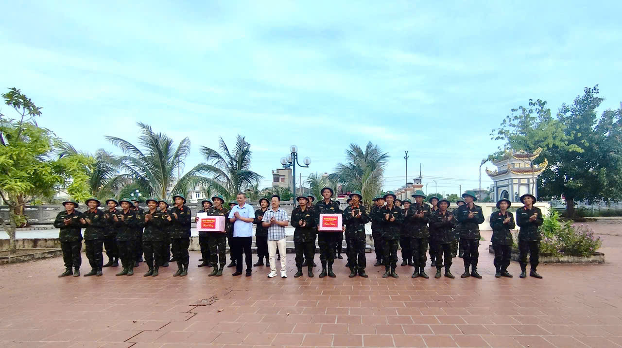 Nhân dân thôn Thư Điền thăm, động viên cán bộ, chiến sĩ Trung đoàn 8 làm công tác dân vận tại xã Ái Quốc