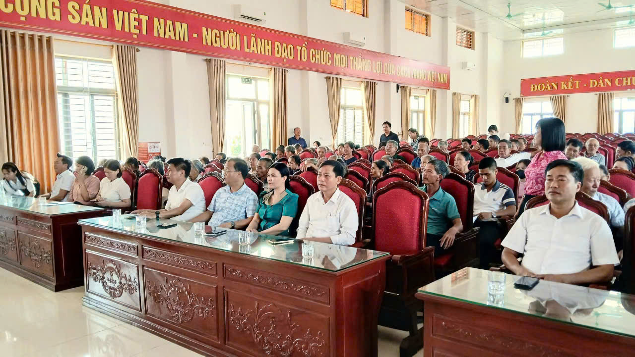 Ái Quốc: Trao quà cho hộ nghèo, hộ khó khăn