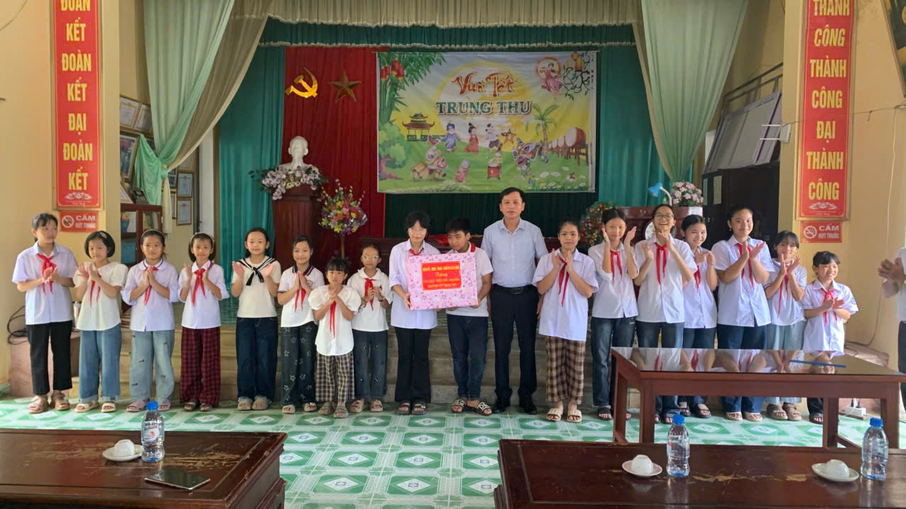 Các đồng chí lãnh đạo xã Ái Quốc thăm, tặng quà thiếu niên, nhi đồng nhân dịp tết Trung thu
