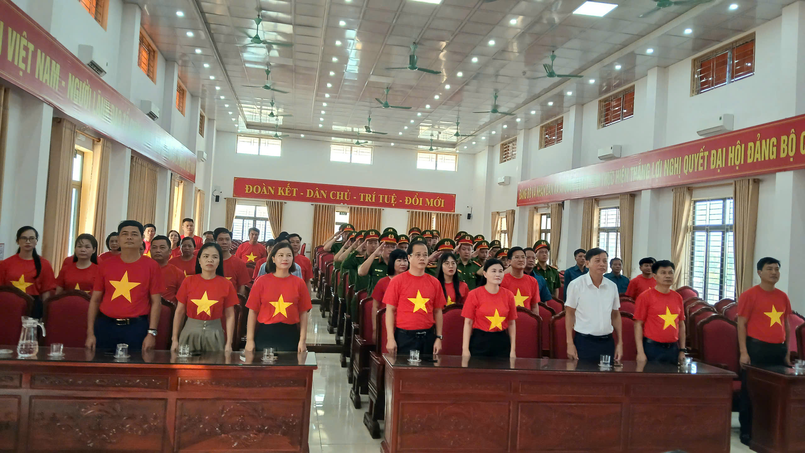 Ái Quốc: Tổ chức lễ chào cờ với chủ đề “Tôi yêu Tổ quốc, quê hương tôi”.