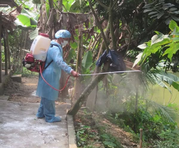 Ái Quốc tổ chức phun tiêu độc khử trùng