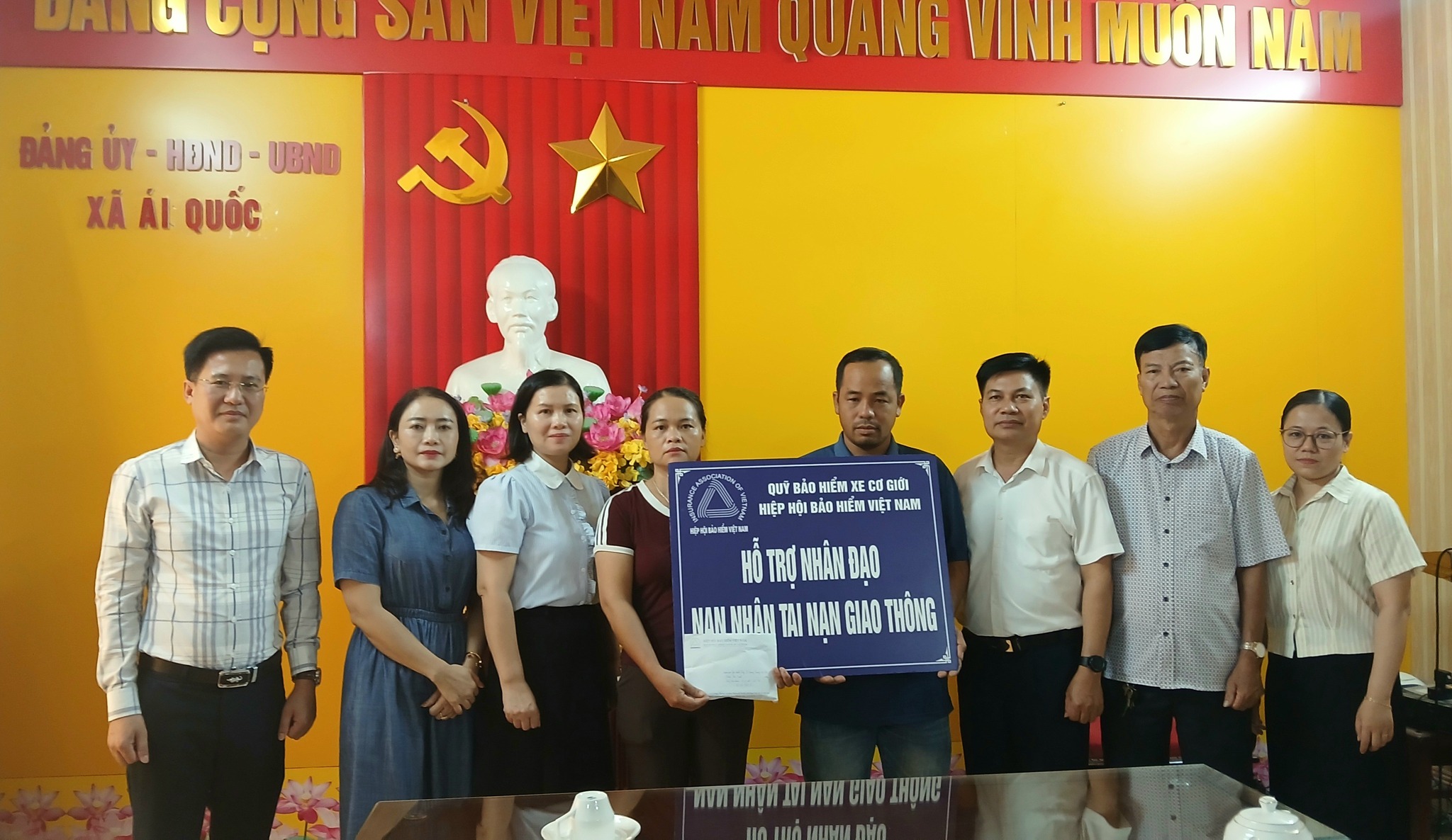 Trao hỗ trợ nhân đạo từ Quỹ bảo hiểm xe cơ giới cho gia đình nạn nhân tử vong do tai nạn giao thông