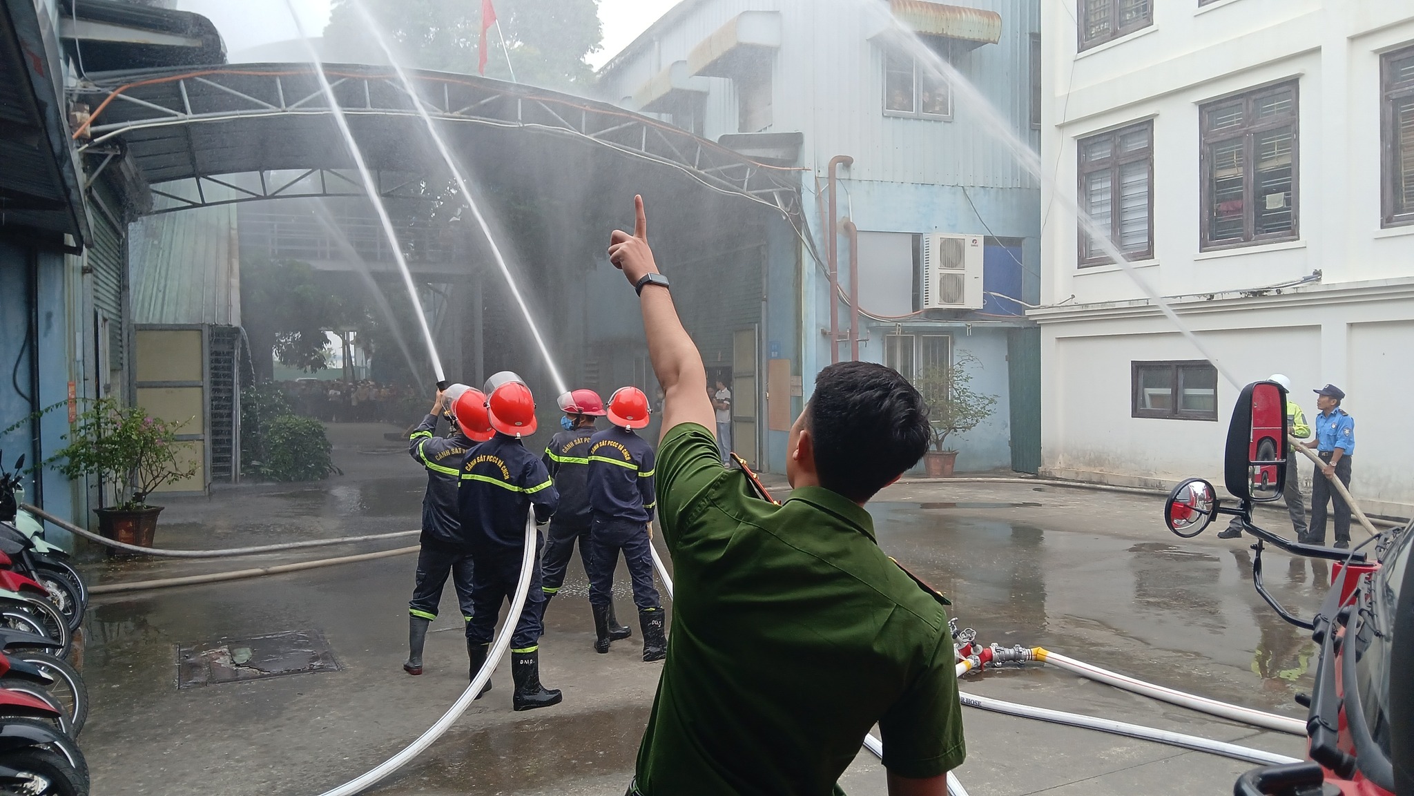Đội PCCC và CNCH khu vực Tiền Hải tổ chức tập huấn và diễn tập phòng cháy, chữa cháy tại Công ty TNHH da giày xuất khẩu Thuận Phát