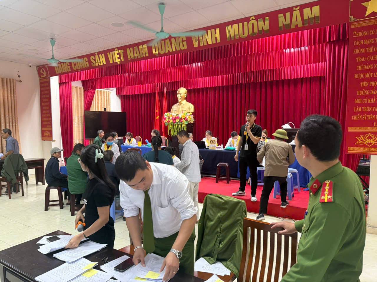 Công an xã Ái Quốc phối hợp tổ chức thu nhận mẫu ADN cho thân nhân liệt sĩ chưa xác định danh tính trên địa bàn