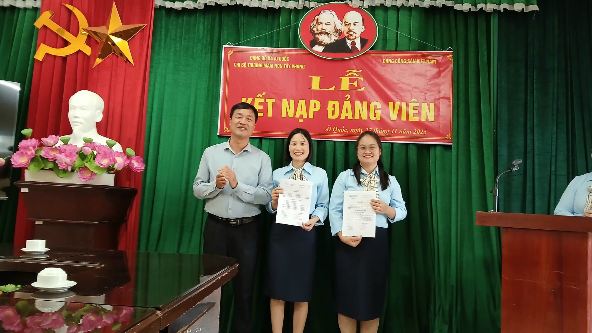 Chi bộ Trường Mầm non Tây Phong tổ chức lễ kết nạp đảng viên mới