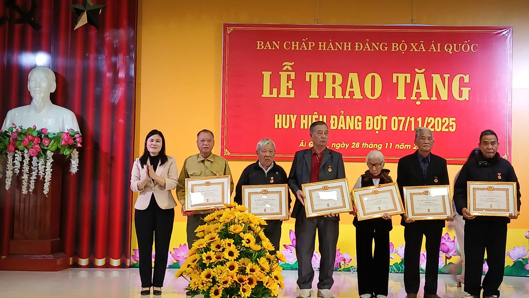 Đảng uỷ xã Ái Quốc tổ chức Lễ trao Huy hiệu Đảng cho các đảng viên
