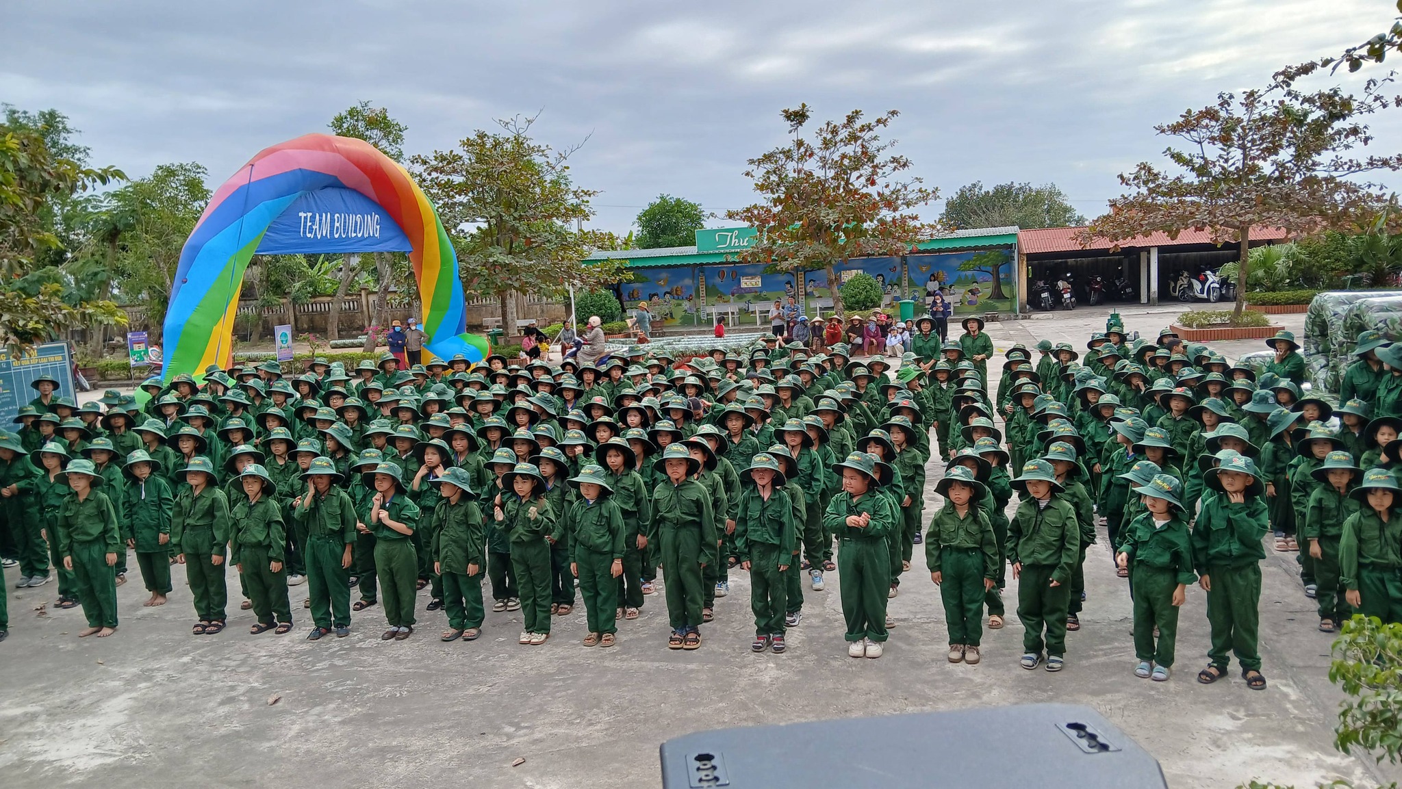 Trường Tiểu học Tây Phong tổ chức hoạt động trải nghiệm “Theo dấu chân người lính”