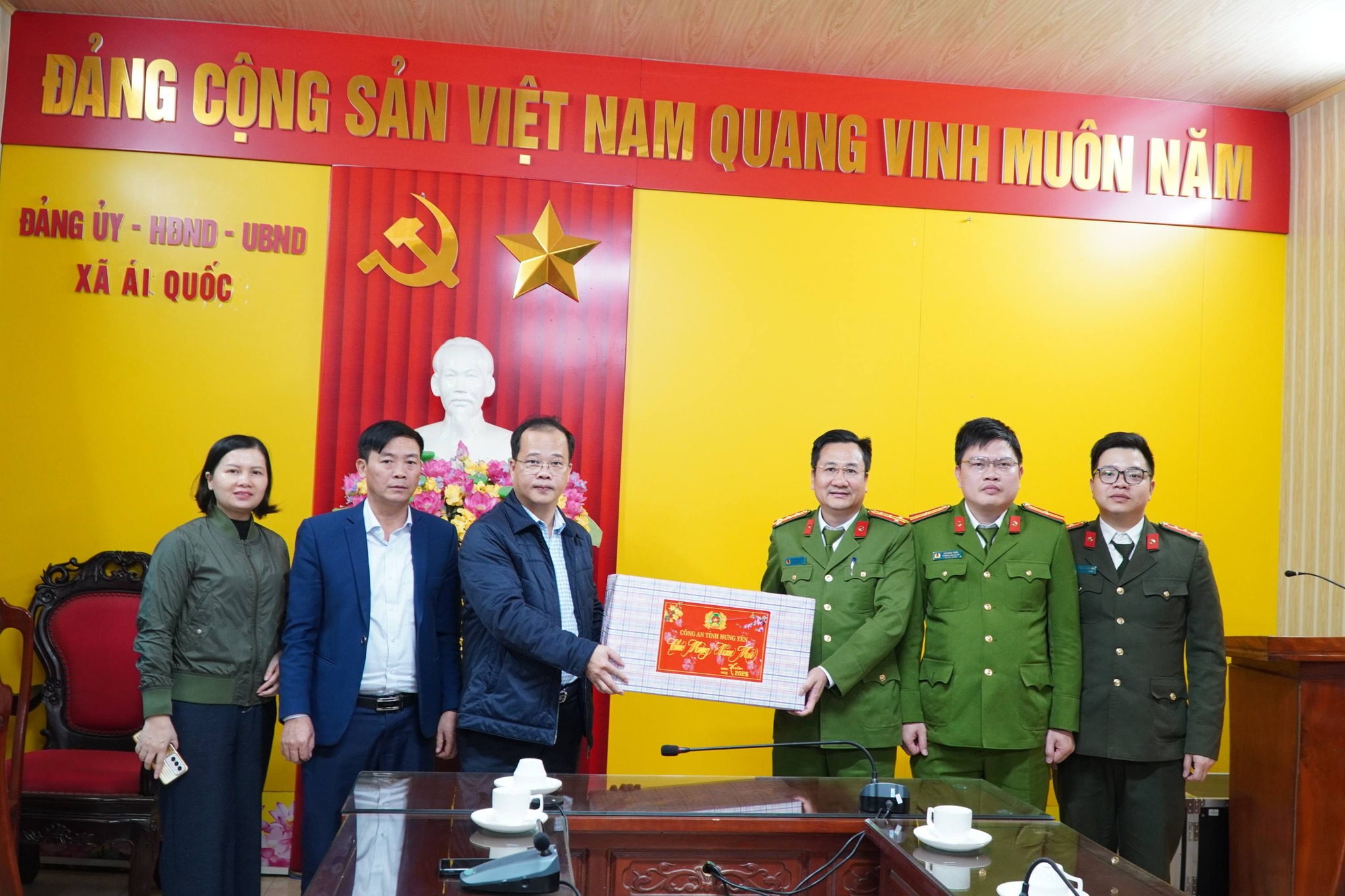 Đồng chí Đại tá Phạm Thanh Tiến - Phó Giám đốc Công an tỉnh HưngYên chúc Tết Đảng uỷ, UBND xã
