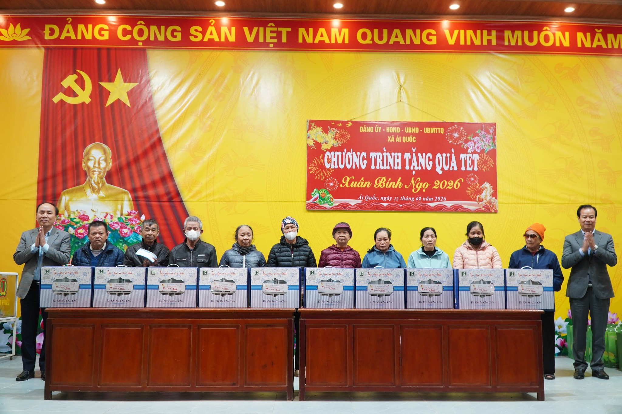Xã Ái Quốc trao quà Tết Bính Ngọ 2026 cho hộ nghèo, cận nghèo