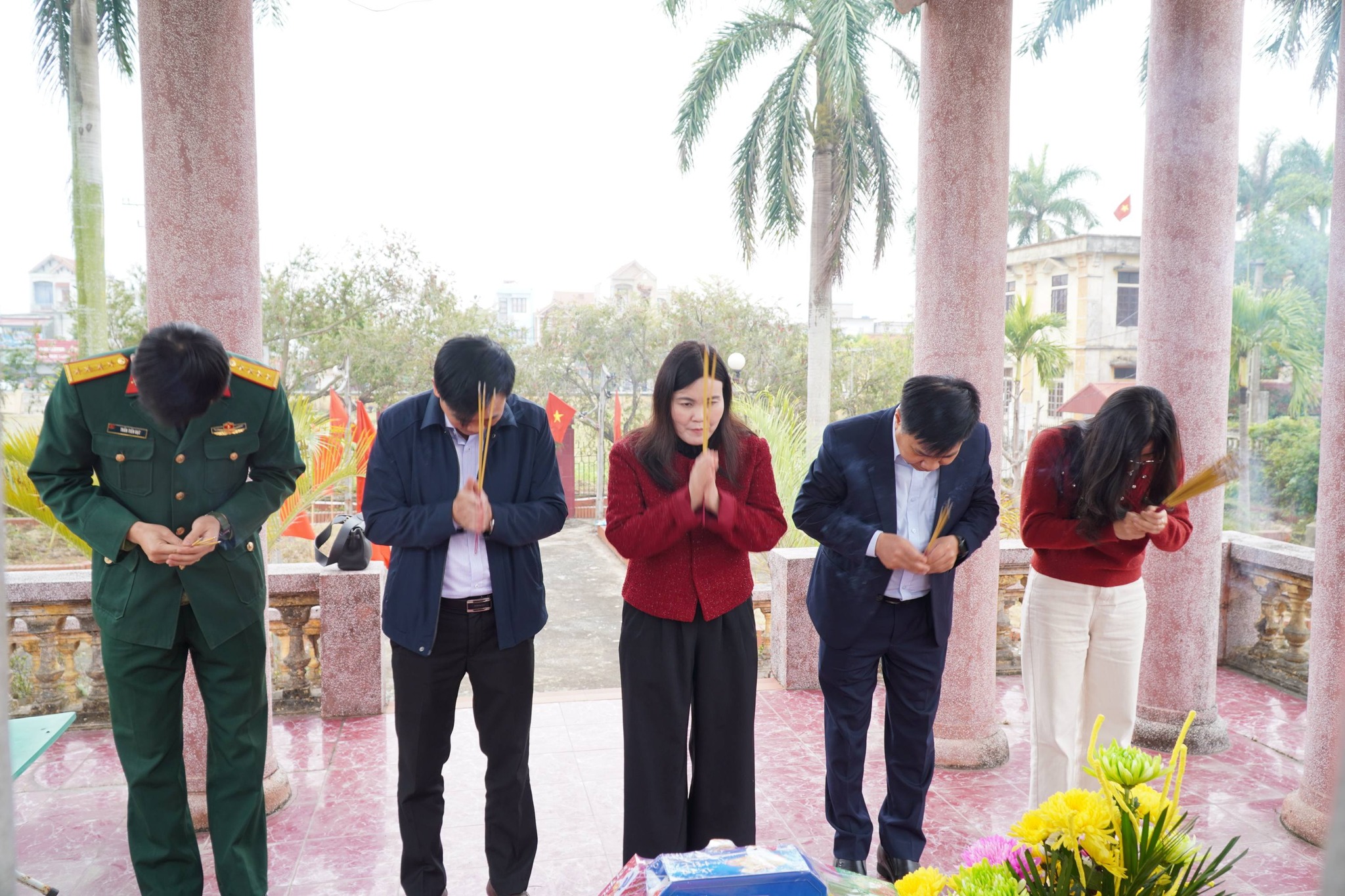 Đồng chí Bí thư Đảng ủy, Chủ tịch HĐND xã dâng hương tưởng niệm các Anh hùng liệt sĩ nhân dịp đón năm mới Bính Ngọ