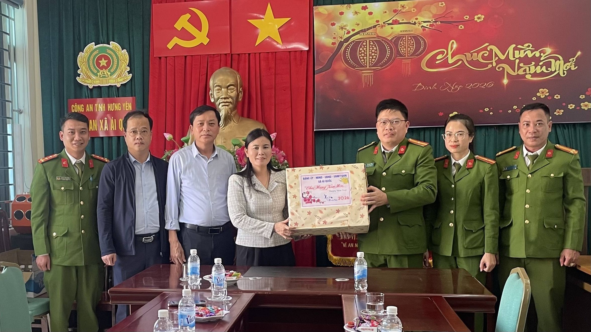 Các đồng chí lãnh đạo xã Ái Quốc thăm, chúc tết Công an xã, Ban Chỉ huy quân sự xã trước thềm Tết Nguyên đán Bính Ngọ 2026