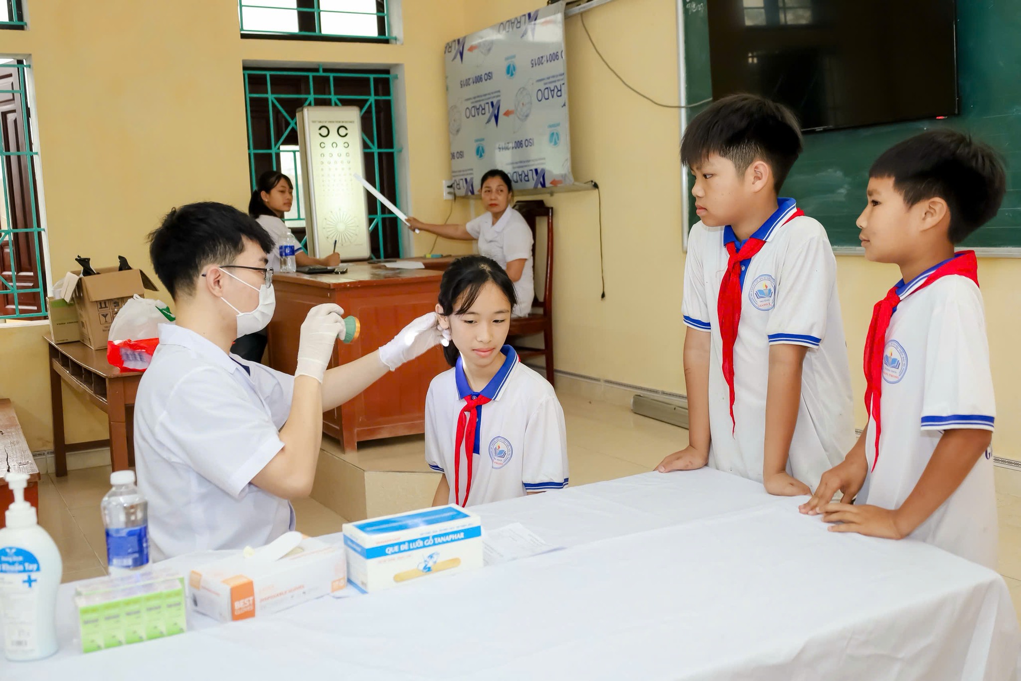 Trạm Y tế xã Ái Quốc phối hợp tổ chức khám, quản lý sức khỏe học sinh năm học 2025–2026