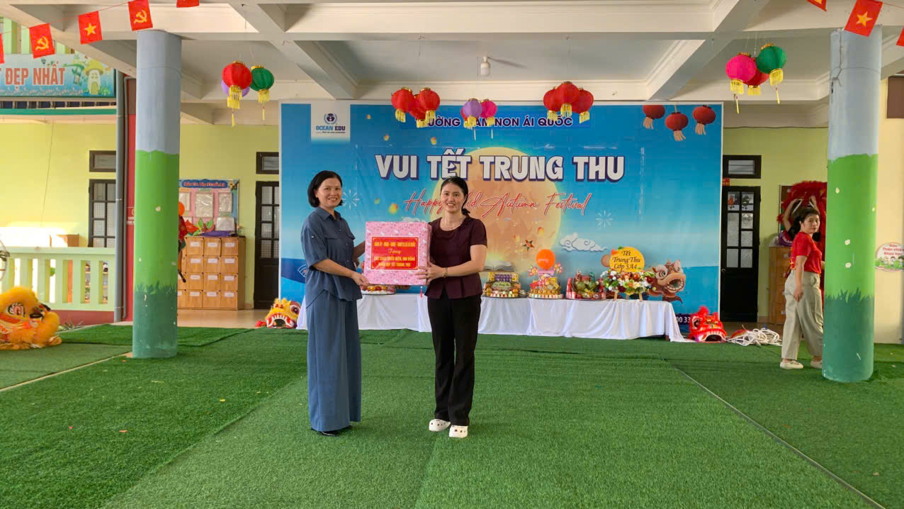 Lãnh đạo xã Ái Quốc thăm, tặng quà Trung thu cho các cháu Trường Mầm non