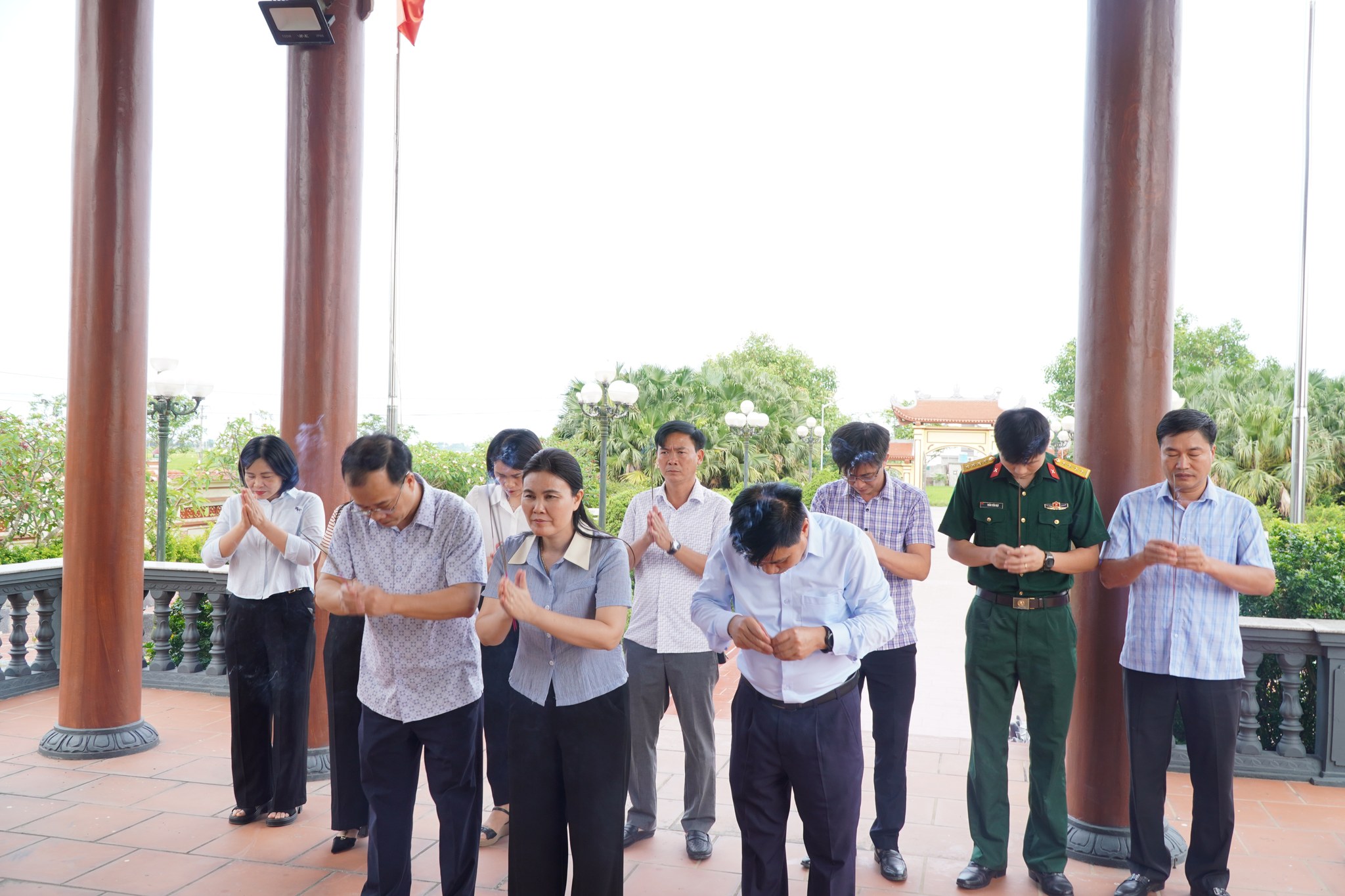 Các đồng chí lãnh đạo xã Ái Quốc dâng hương tưởng nhớ các anh hùng liệt sĩ nhân kỷ niệm ngày Giải phóng Miền Nam 30/4