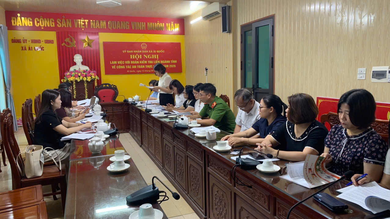 Đoàn kiểm tra liên ngành của tỉnh về công tác an toàn thực phẩm làm việc tại địa phương