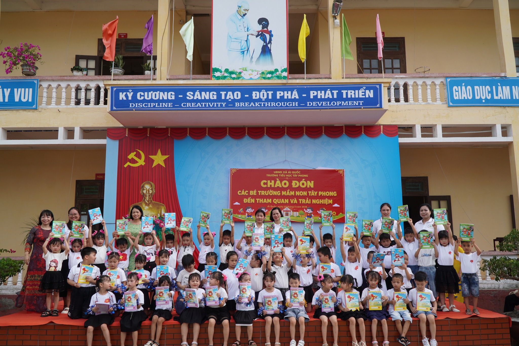 Hoạt động trải nghiệm " Tham quan trường tiểu học" của các bé lớp 5 tuổi trường Mầm non Tây Phong.