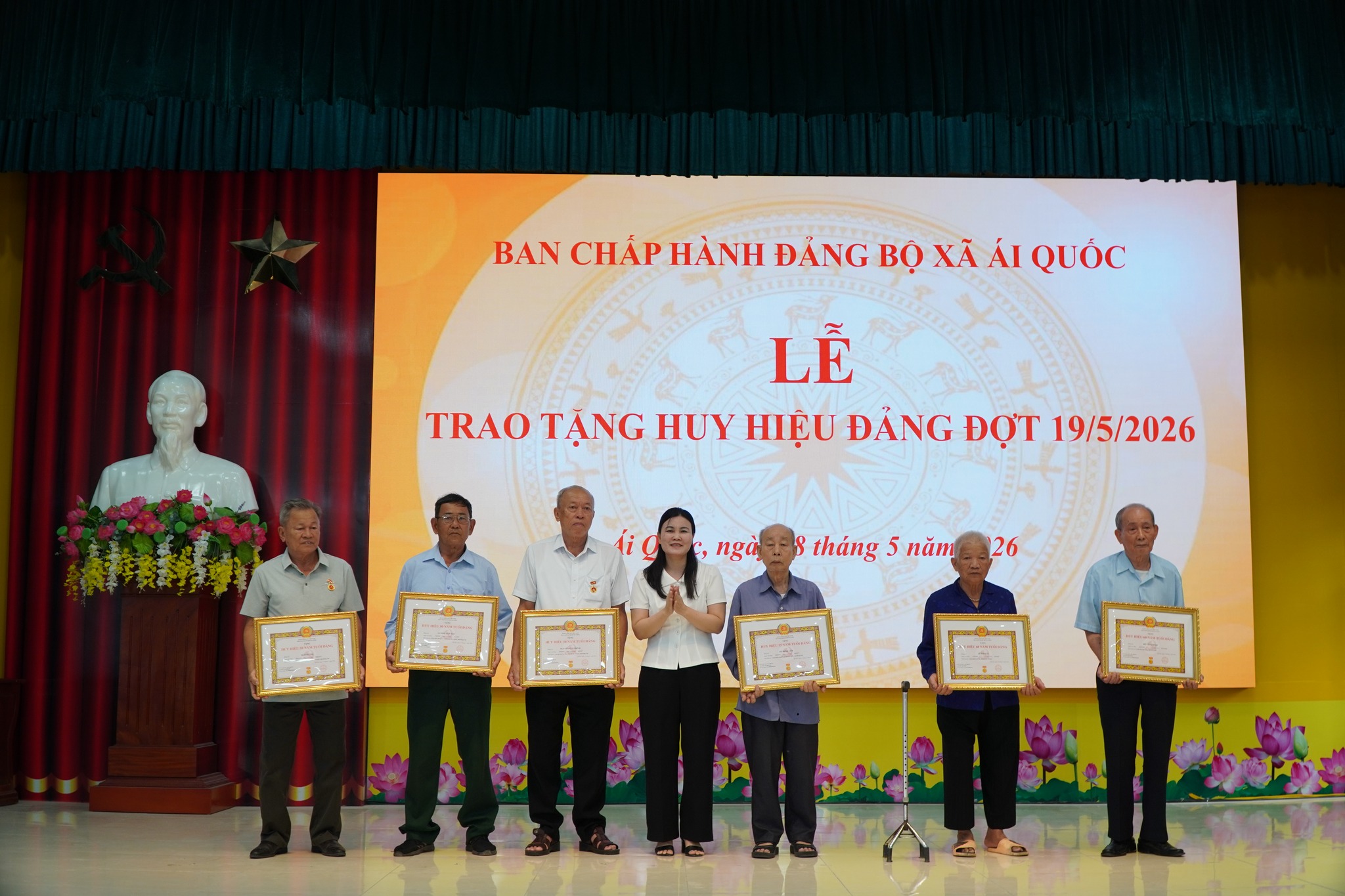 Đảng ủy xã Ái Quốc tổ chức trao Huy hiệu Đảng đợt 19/5 và triển khai nhiệm vụ trọng tâm thời gian tới