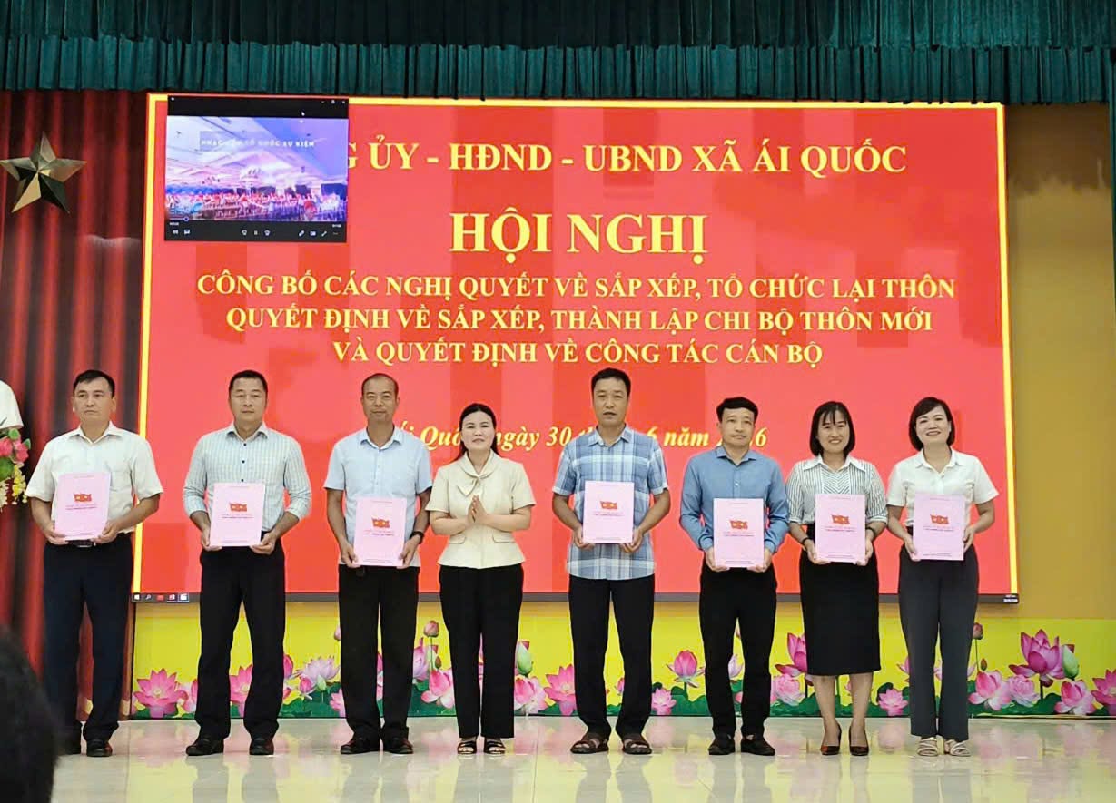Xã Ái Quốc công bố các quyết định kiện toàn tổ chức thôn sau sắp xếp