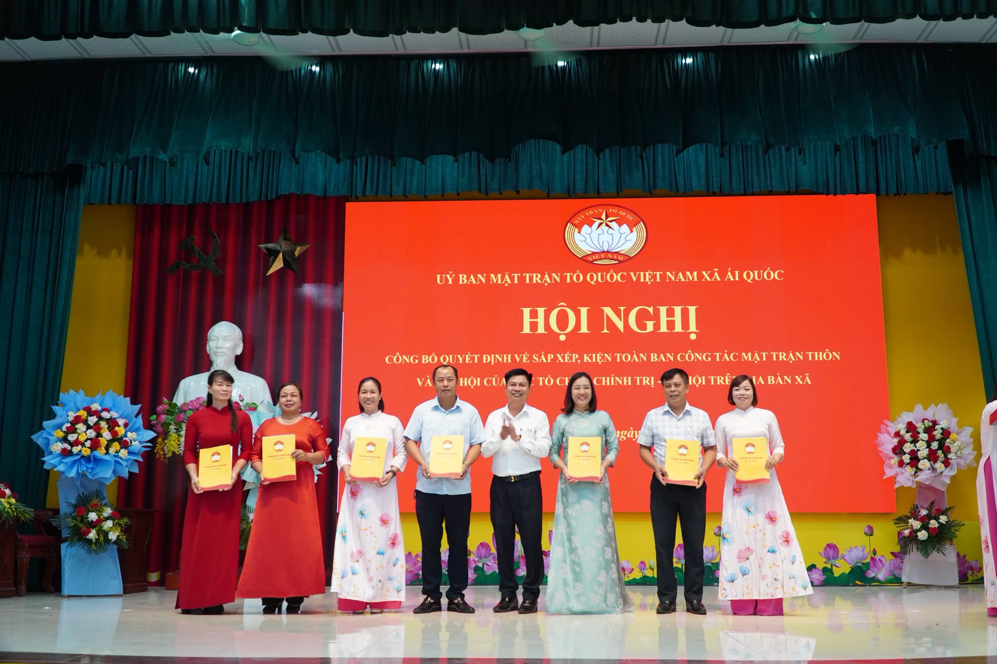 Xã Ái Quốc công bố các quyết định về sắp xếp, tổ chức lại Ban Công tác Mặt trận và các tổ chức chính trị - xã hội ở các thôn.