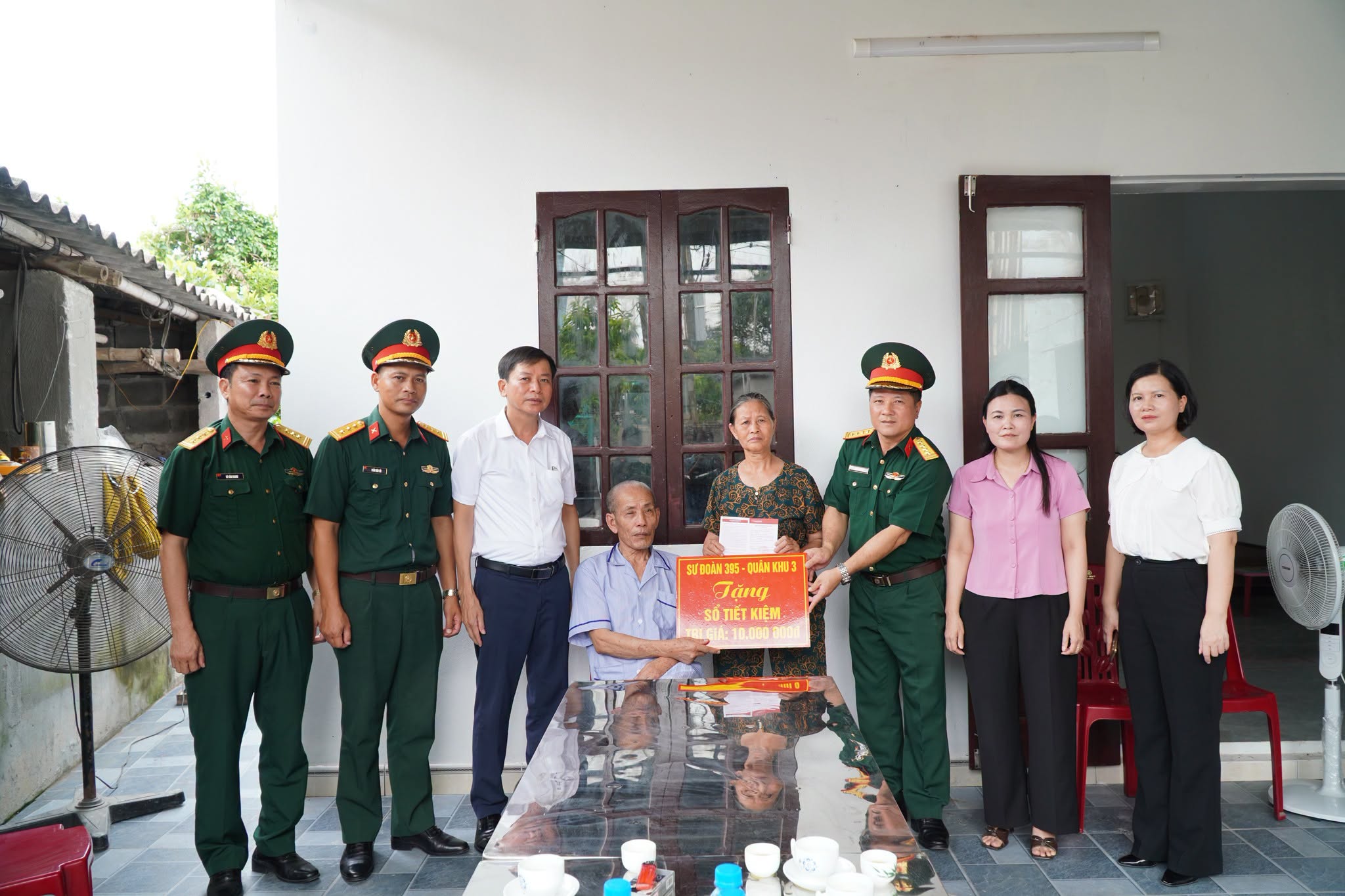 Sư đoàn 395 thăm, tặng quà gia đình chính sách trên địa bàn