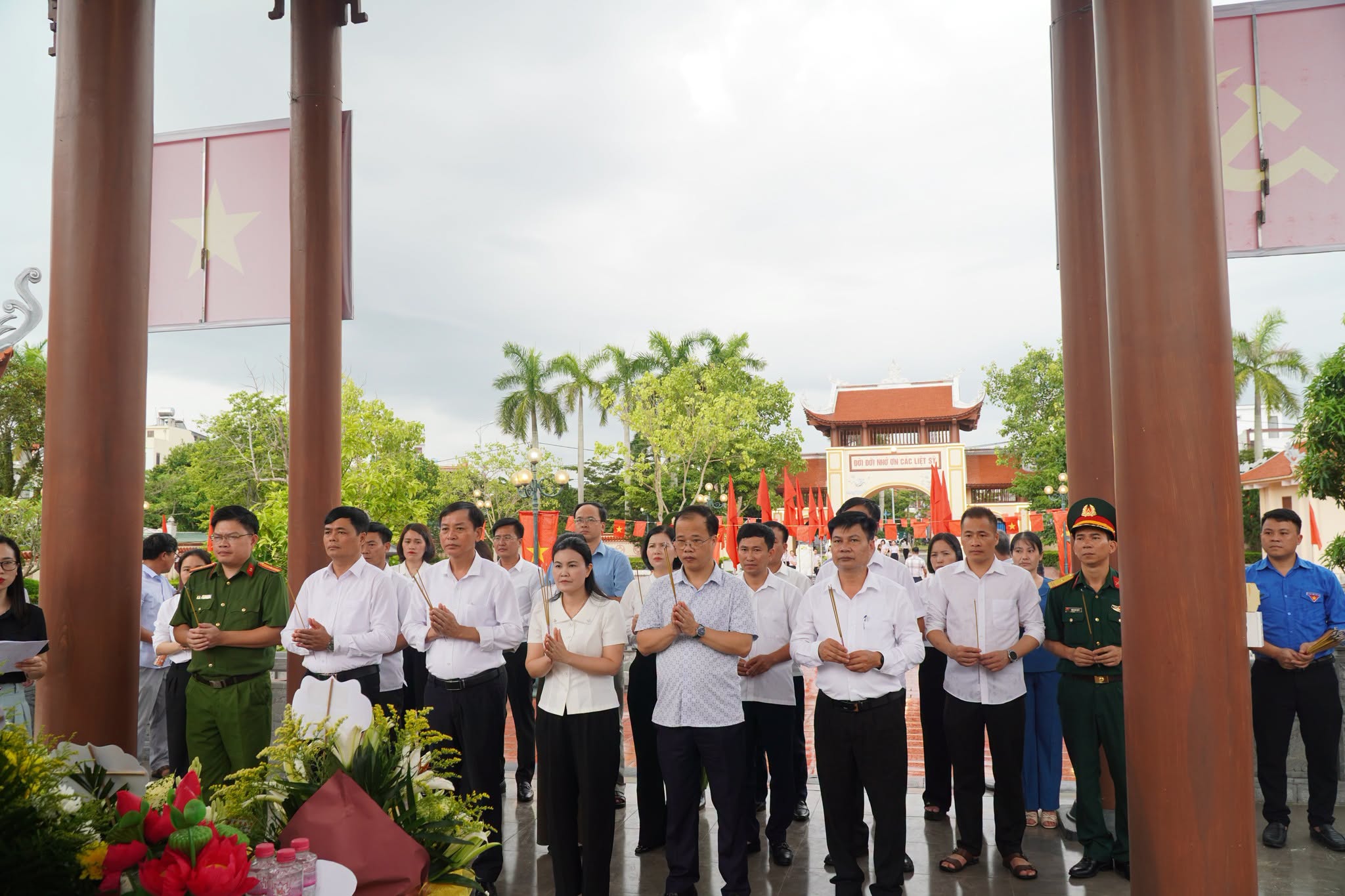 Xã Ái Quốc tổ chức dâng hương tưởng niệm và thăm, tặng quà các gia đình chính sách nhân kỷ niệm 79 năm ngày Thương binh - Liệt sĩ (27/7/1947 – 27/7/2026)