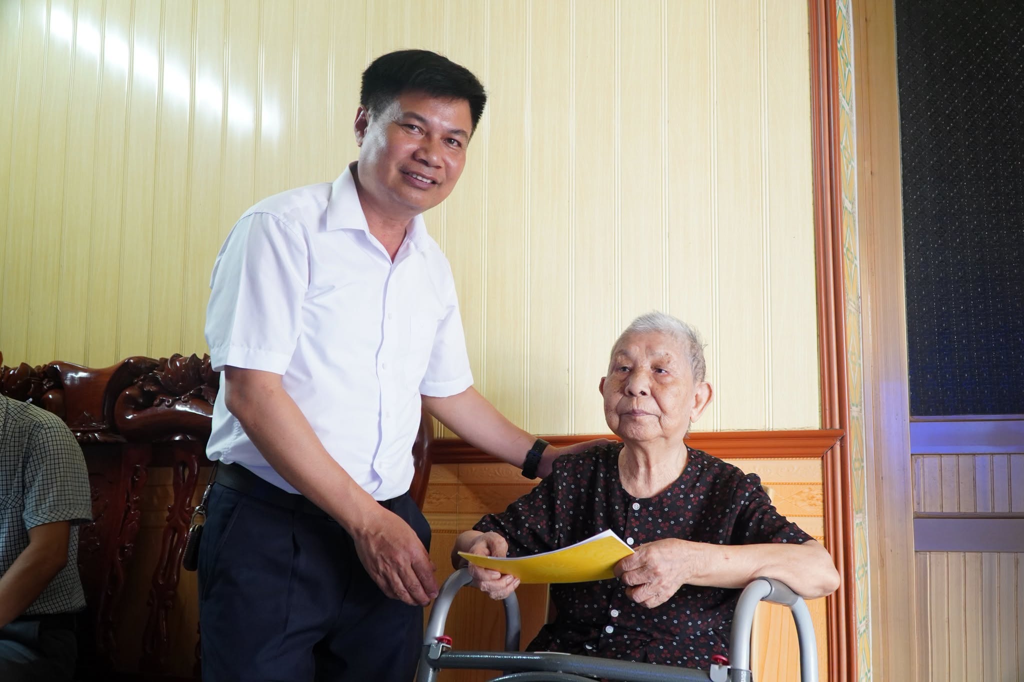 MTTQVN xã thăm, tặng quà Mẹ Việt Nam Anh hùng Đoàn Thị Xuyến thôn Diêm Phong