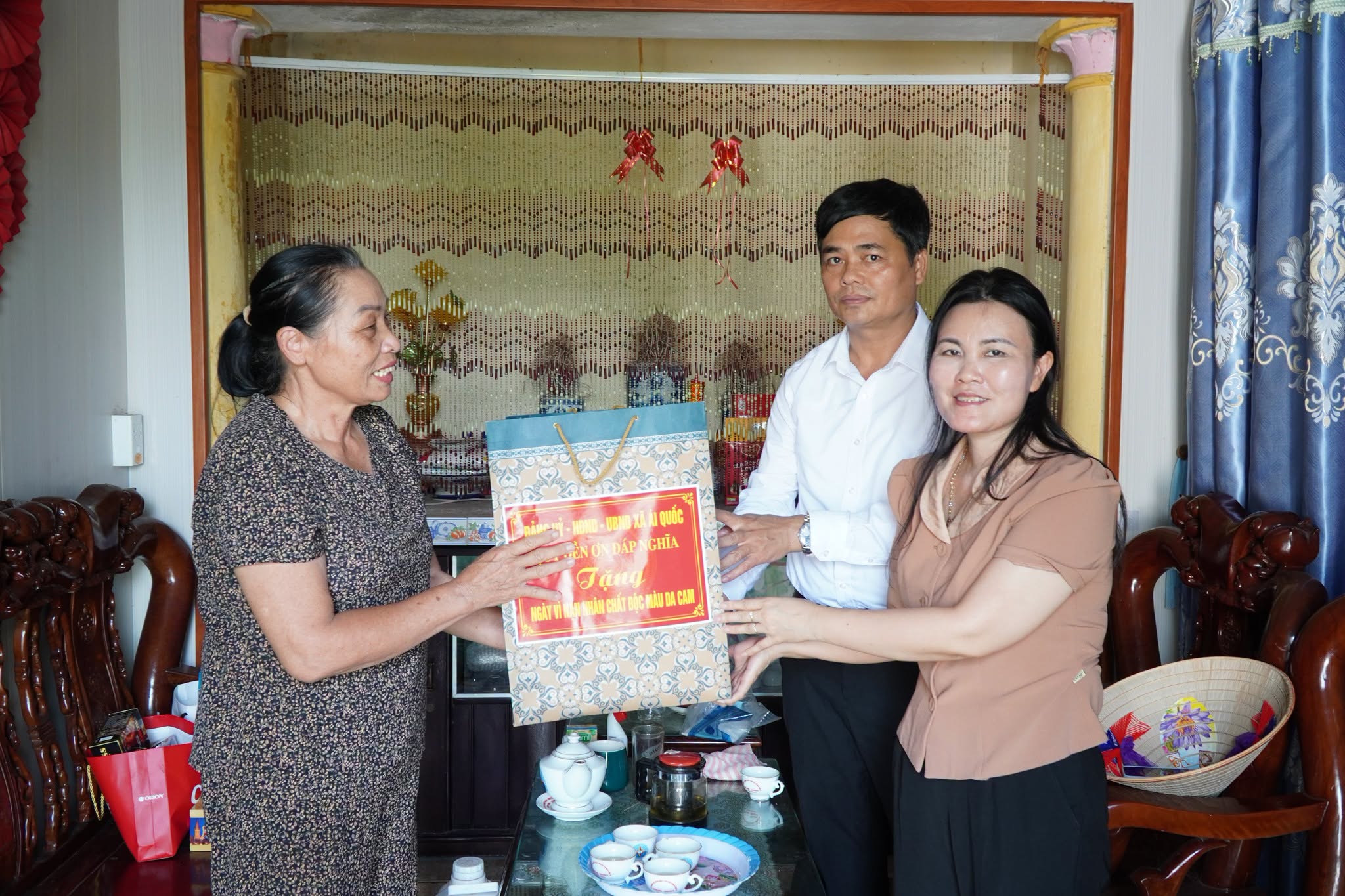 Các đồng chí lãnh đạo xã thăm, tặng quà nạn nhân chất độc da cam nhân kỷ niệm 65 năm thảm họa da cam ở Việt Nam