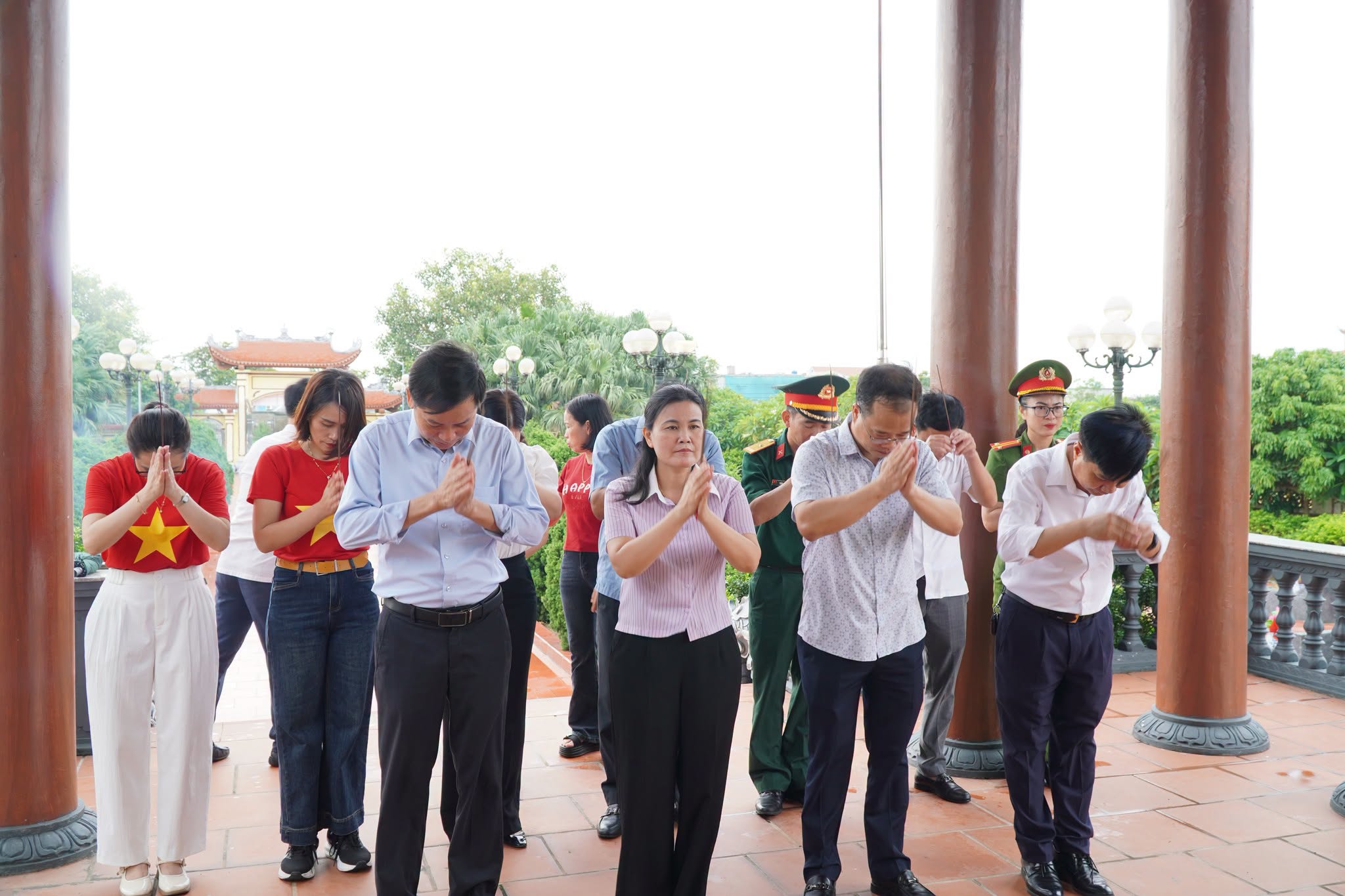 Các đồng chí lãnh đạo xã Ái Quốc dâng hương tưởng niệm các Anh hùng liệt sĩ nhân kỷ niệm 81 năm Cách mạng tháng Tám và Quốc khánh 2/9