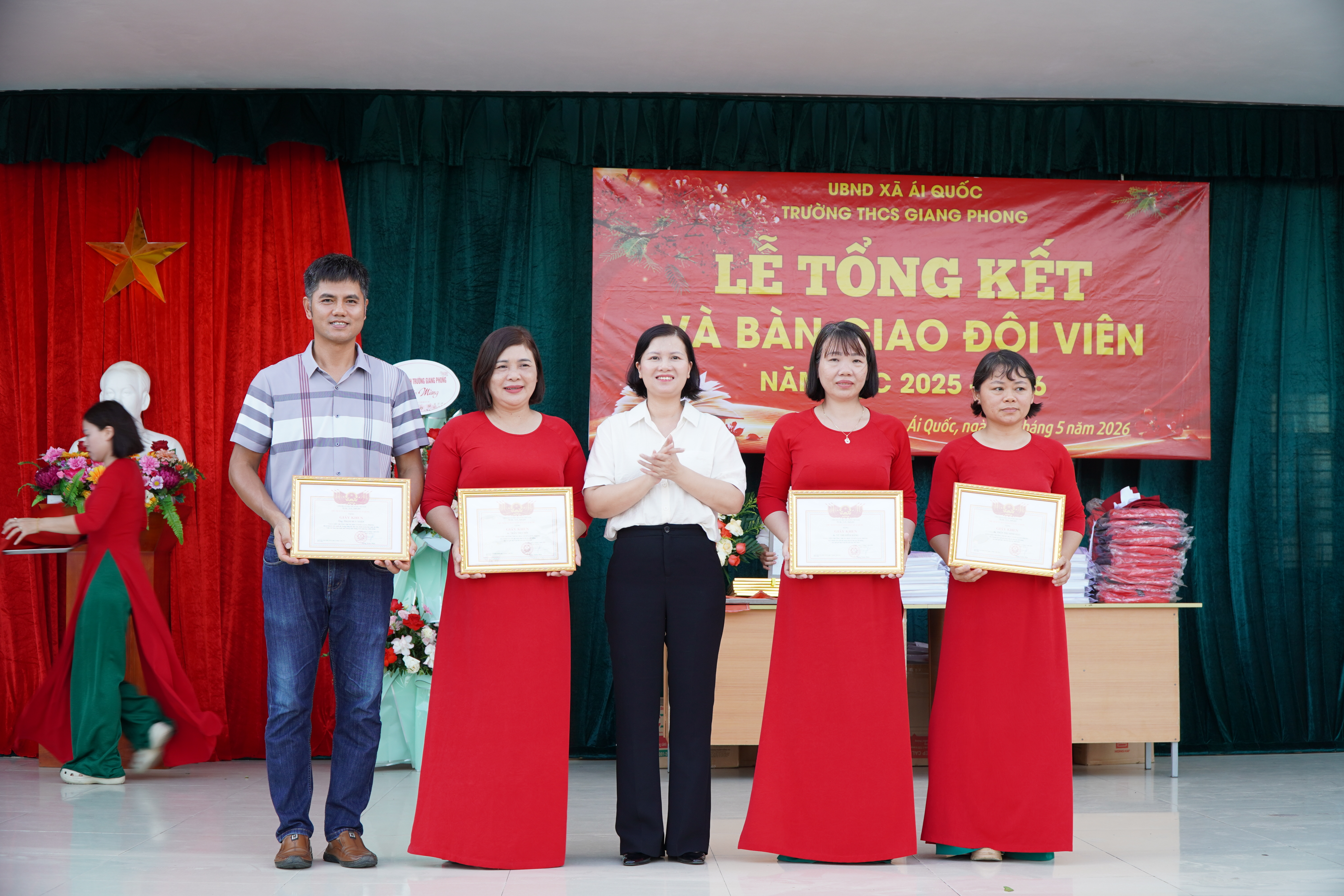 UBND xã Ái Quốc khen thưởng học sinh, giáo viên đạt thành tích xuất sắc cấp tỉnh