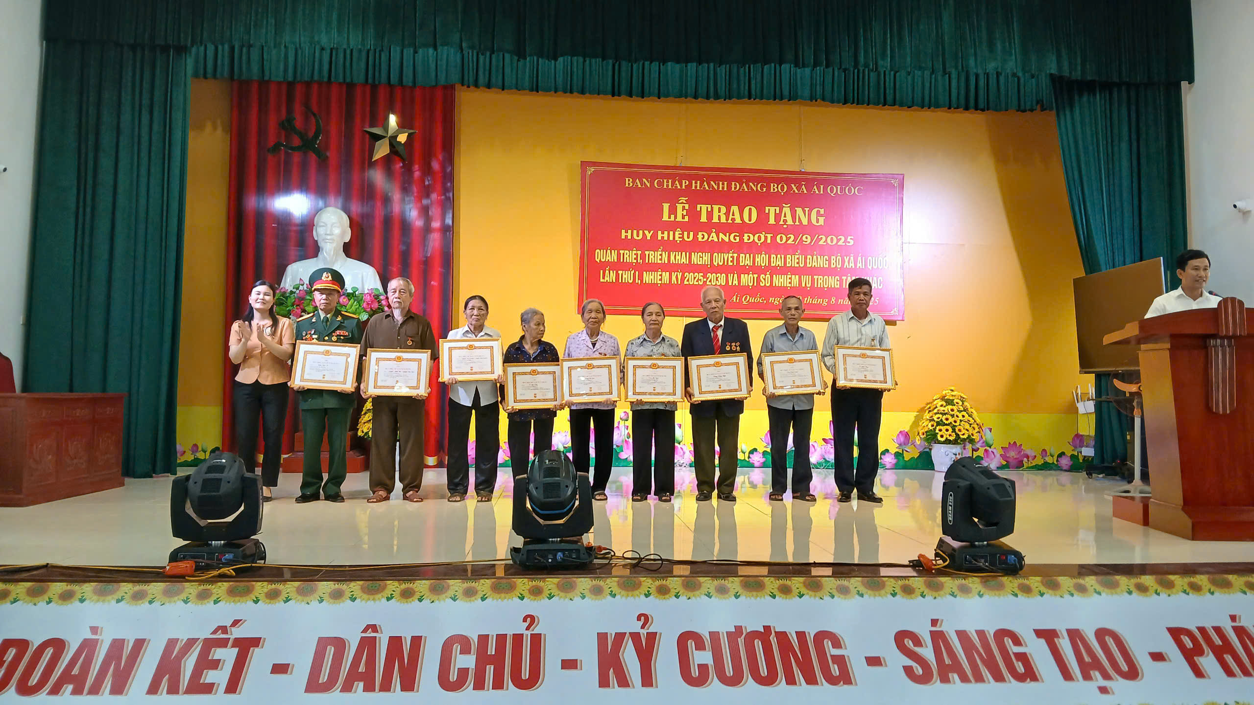 Ái Quốc trao tặng Huy hiệu Đảng dịp 2/9