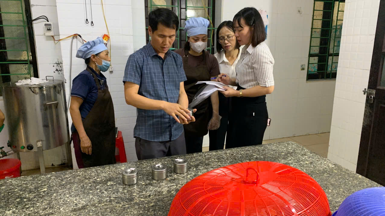 Xã Ái Quốc kiểm tra công tác vệ sinh an toàn thực phẩm tại các trường có tổ chức ăn bán trú