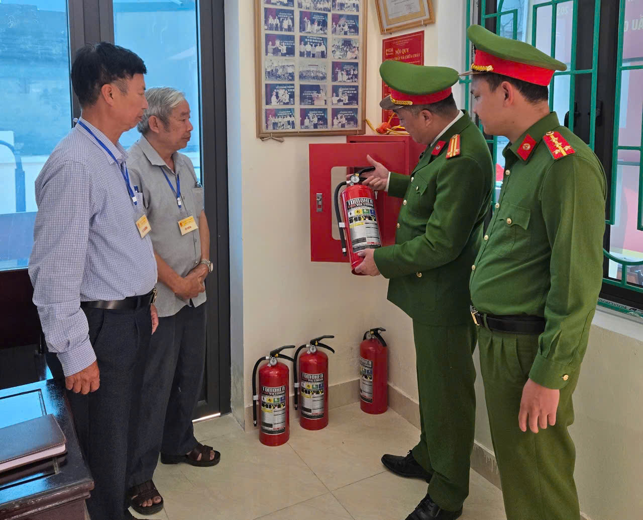 Kiểm tra công tác đảm bảo an toàn phòng cháy, chữa cháy tại các điểm bầu cử trên địa bàn xã Ái Quốc
