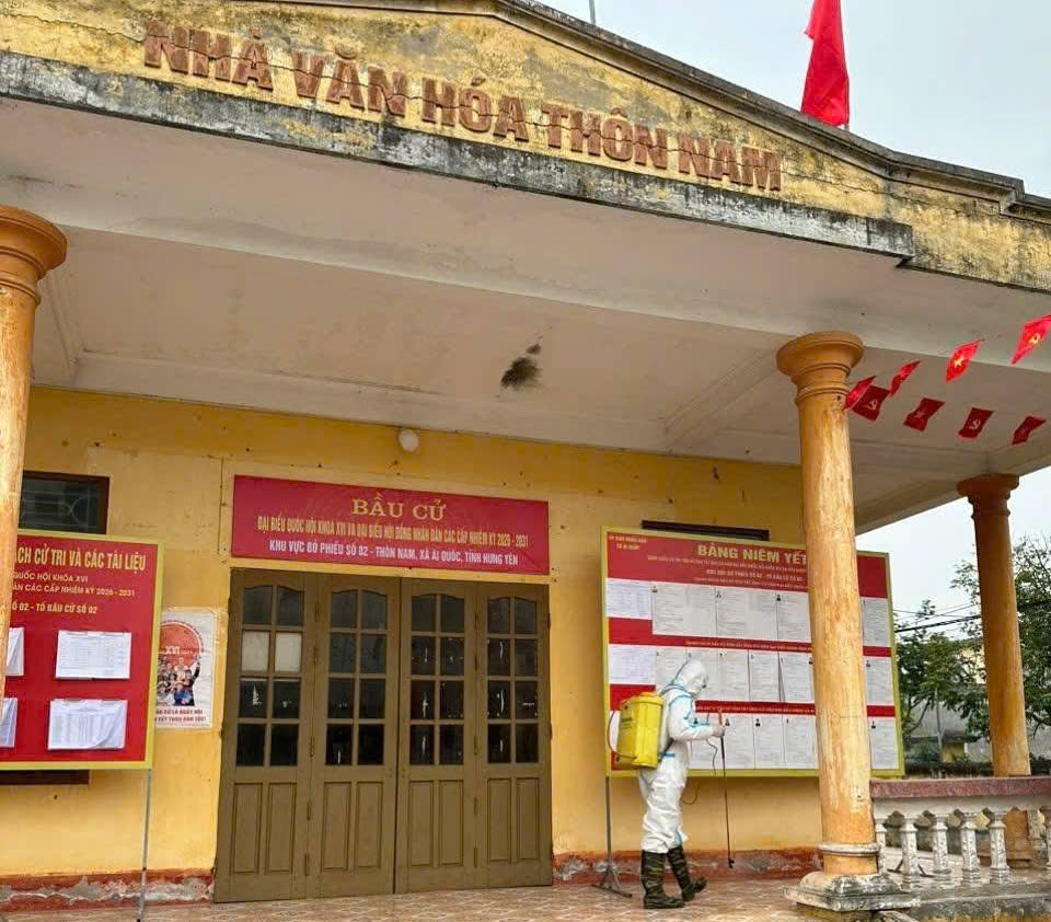 Trạm Y tế xã Ái Quốc tổ chức phun thuốc phòng, chống dịch phục vụ công tác bầu cử