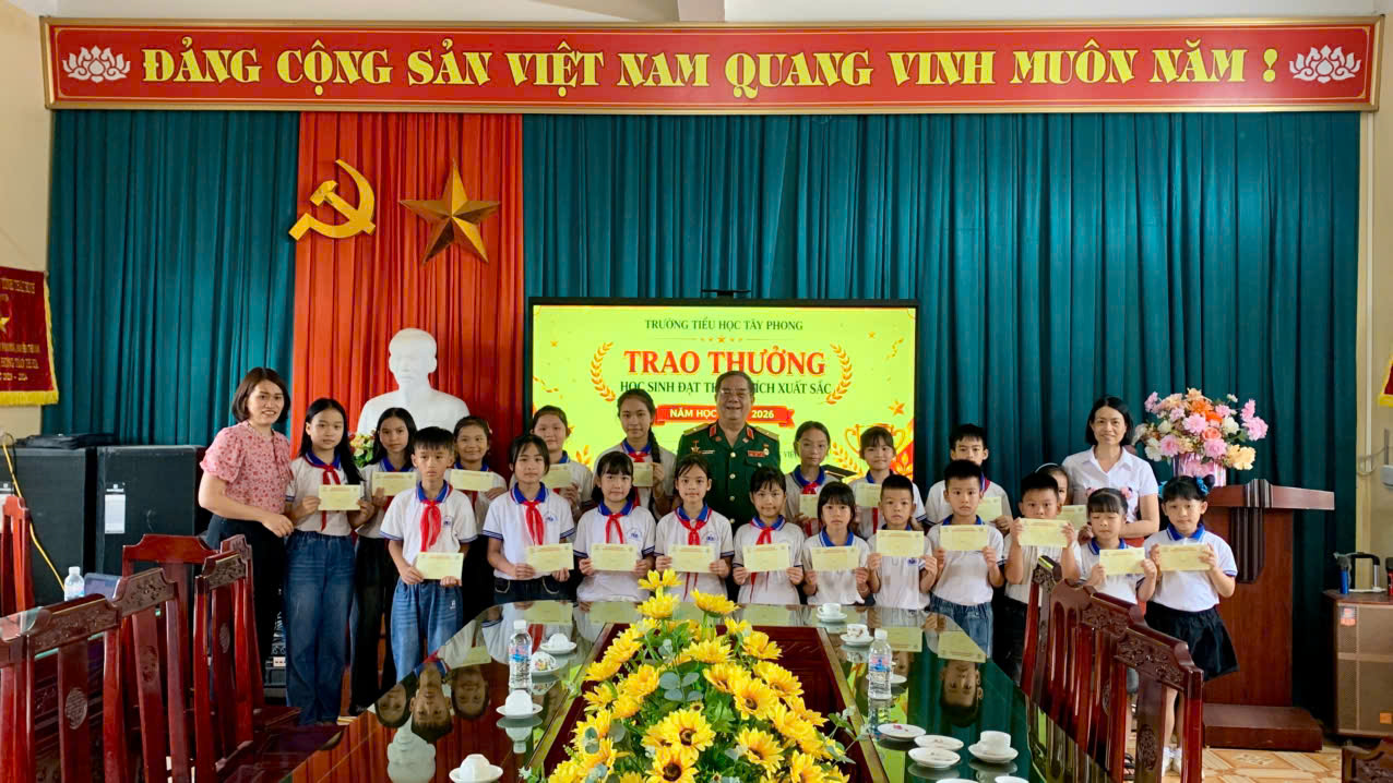 Viện Khoa học Nghiên cứu Nhân tài Nhân lực Việt Nam trao quà cho học sinh vượt khó Trường Tiểu học Tây Phong