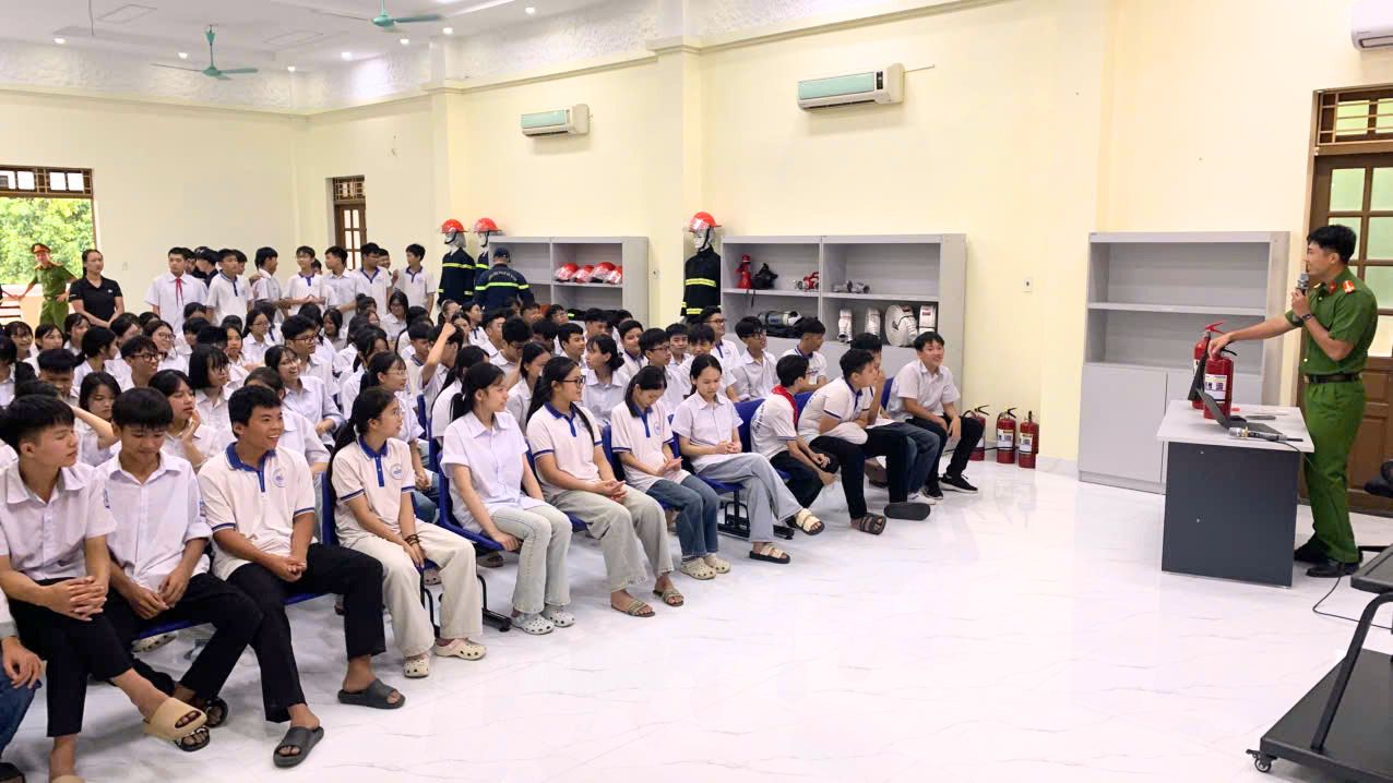 Học sinh trường THCS Ái Quốc trải nghiệm, thực hành chữa cháy và cứu nạn, cứu hộ